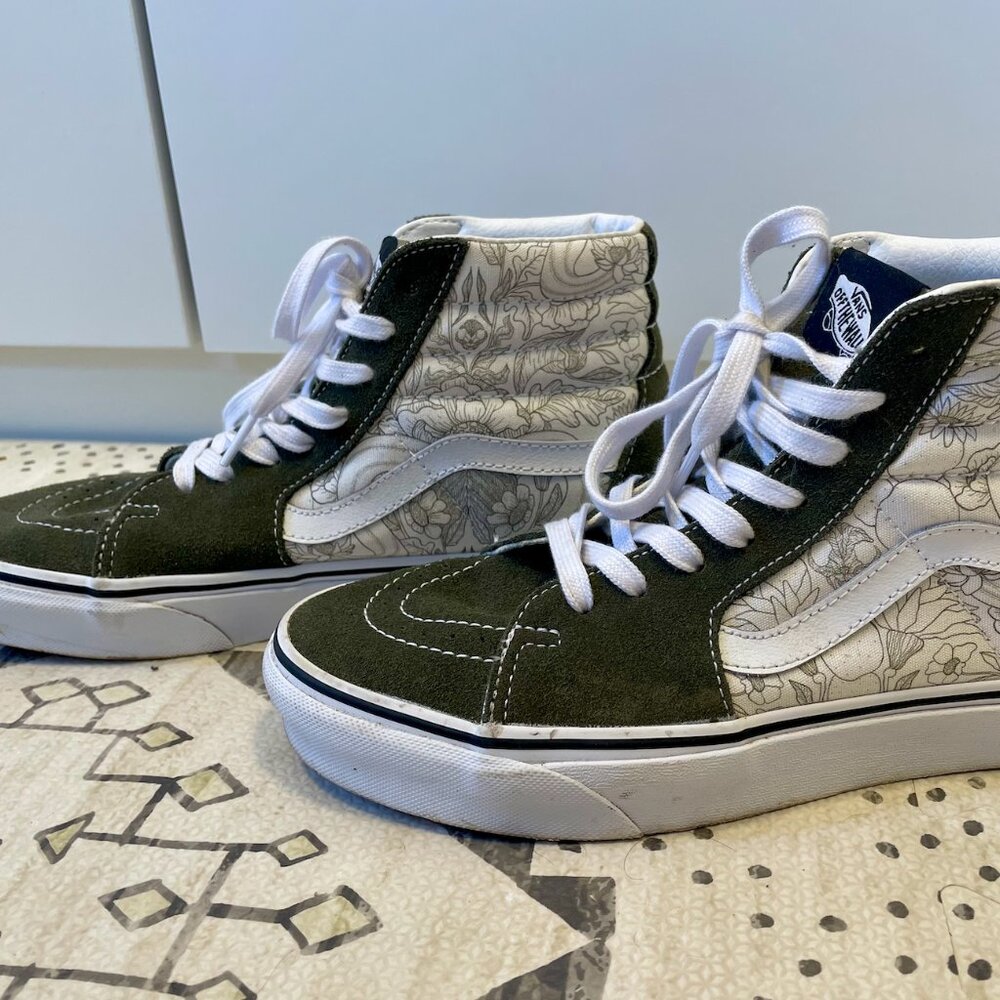 Vans SK8 Hi Floral Womens Sneakers (size 9)